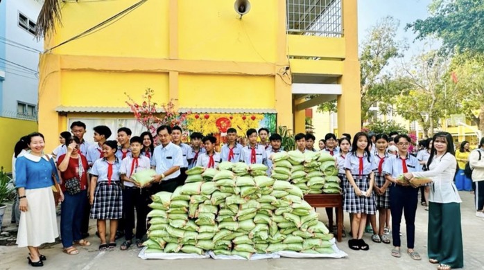 "Xuân sum vầy - Tết sẻ chia": Học sinh vui Tết, thầy cô yên lòng- Ảnh 1. "Xuân sum vầy - Tết sẻ chia": Học sinh vui Tết, thầy cô yên lòng- Ảnh 1.