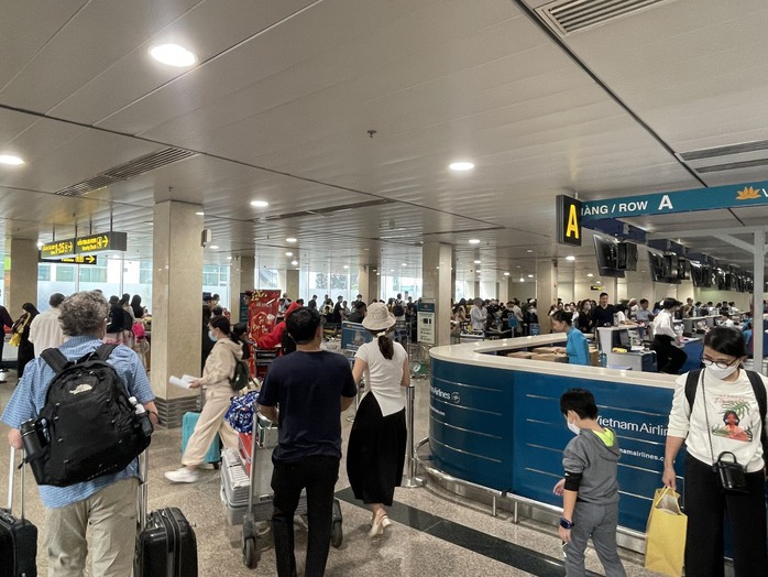 Bất ngờ sân bay Tân Sơn Nhất ngày 29 Tết- Ảnh 2. Bất ngờ sân bay Tân Sơn Nhất ngày 29 Tết- Ảnh 2.
