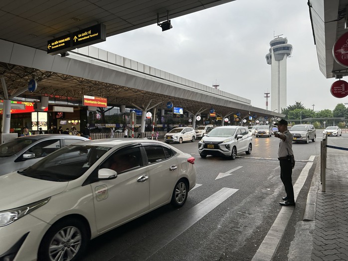 Bất ngờ sân bay Tân Sơn Nhất ngày 29 Tết- Ảnh 3. Bất ngờ sân bay Tân Sơn Nhất ngày 29 Tết- Ảnh 3.