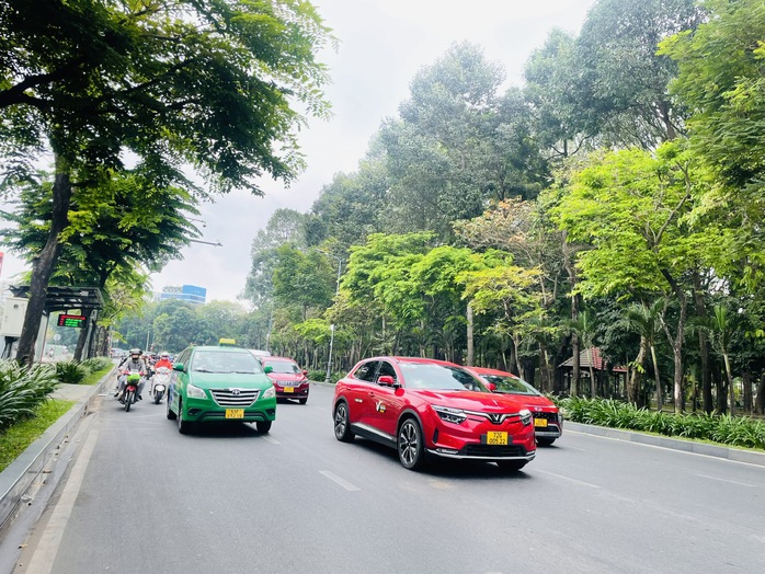 Ngày 29 Tết, đường sá TP HCM thông thoáng, người dân nô nức du xuân- Ảnh 3. Ngày 29 Tết, đường sá TP HCM thông thoáng, người dân nô nức du xuân- Ảnh 3.