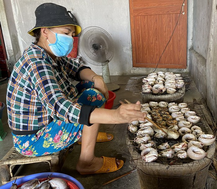 Hấp dẫn món cá lóc nướng kho rim kiểu Bình Định- Ảnh 3. Hấp dẫn món cá lóc nướng kho rim kiểu Bình Định- Ảnh 3.