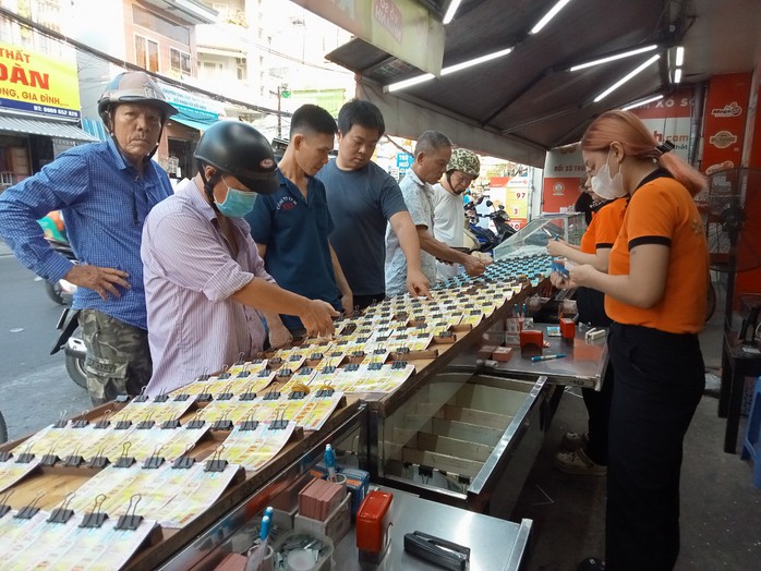 Sát Tết, người dân đua nhau mua vé số cầu may- Ảnh 2. Sát Tết, người dân đua nhau mua vé số cầu may- Ảnh 2.