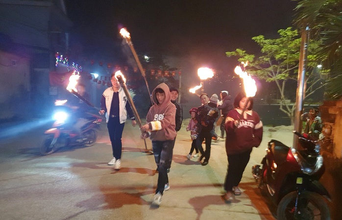 Độc đáo tục rước lửa cầu may mắn đêm giao thừa ở xứ Thanh- Ảnh 8. Độc đáo tục rước lửa cầu may mắn đêm giao thừa ở xứ Thanh- Ảnh 8.