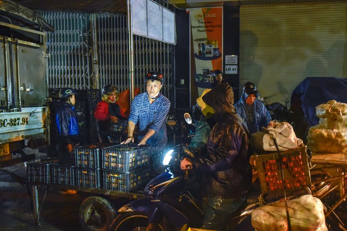 Mưu sinh trong mưa, rét ngày Tết ở chợ đầu mối lớn nhất Thanh Hóa- Ảnh 4. Mưu sinh trong mưa, rét ngày Tết ở chợ đầu mối lớn nhất Thanh Hóa- Ảnh 4.