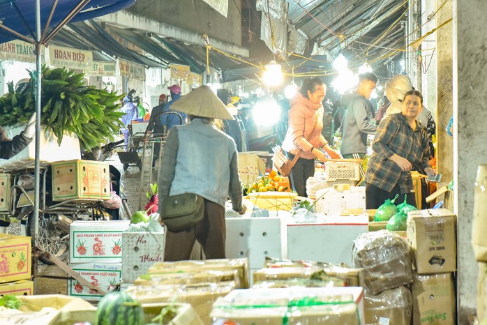 Mưu sinh trong mưa, rét ngày Tết ở chợ đầu mối lớn nhất Thanh Hóa- Ảnh 6. Mưu sinh trong mưa, rét ngày Tết ở chợ đầu mối lớn nhất Thanh Hóa- Ảnh 6.