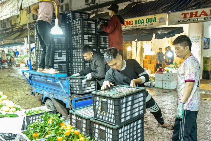 Mưu sinh trong mưa, rét ngày Tết ở chợ đầu mối lớn nhất Thanh Hóa- Ảnh 7. Mưu sinh trong mưa, rét ngày Tết ở chợ đầu mối lớn nhất Thanh Hóa- Ảnh 7.