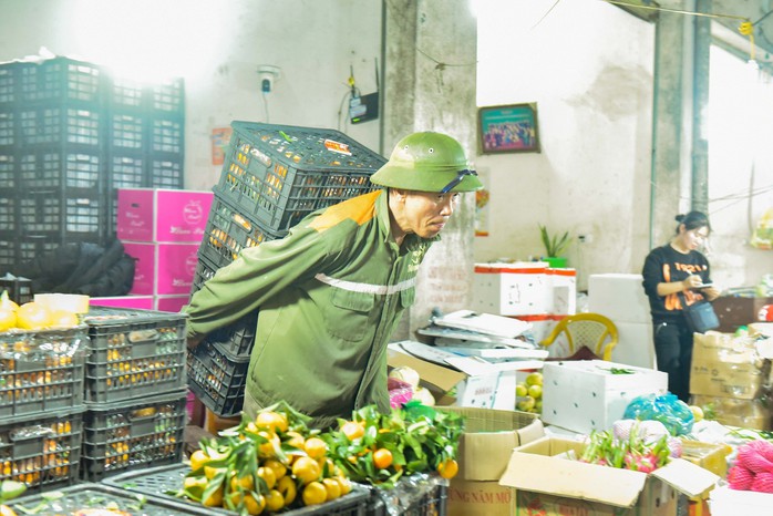 Mưu sinh trong mưa, rét ngày Tết ở chợ đầu mối lớn nhất Thanh Hóa- Ảnh 8. Mưu sinh trong mưa, rét ngày Tết ở chợ đầu mối lớn nhất Thanh Hóa- Ảnh 8.