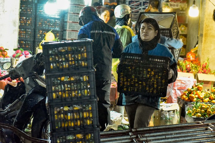 Mưu sinh trong mưa, rét ngày Tết ở chợ đầu mối lớn nhất Thanh Hóa- Ảnh 9. Mưu sinh trong mưa, rét ngày Tết ở chợ đầu mối lớn nhất Thanh Hóa- Ảnh 9.