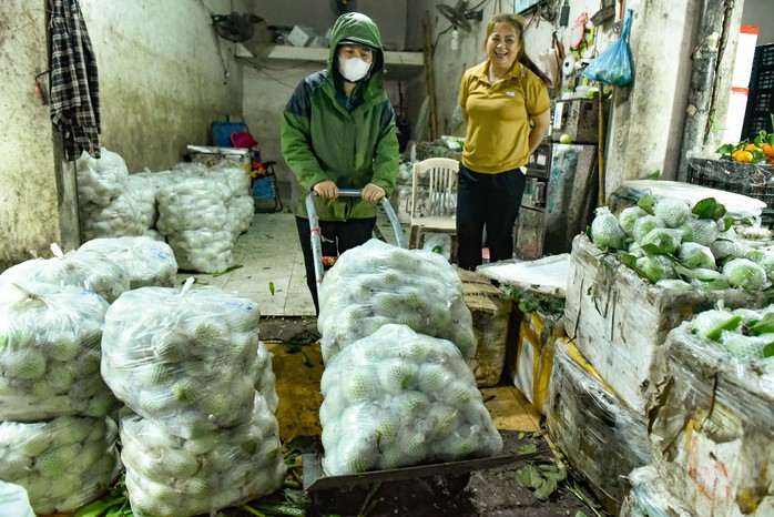 Mưu sinh trong mưa, rét ngày Tết ở chợ đầu mối lớn nhất Thanh Hóa- Ảnh 10. Mưu sinh trong mưa, rét ngày Tết ở chợ đầu mối lớn nhất Thanh Hóa- Ảnh 10.