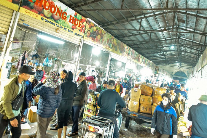 Mưu sinh trong mưa, rét ngày Tết ở chợ đầu mối lớn nhất Thanh Hóa- Ảnh 3. Mưu sinh trong mưa, rét ngày Tết ở chợ đầu mối lớn nhất Thanh Hóa- Ảnh 3.