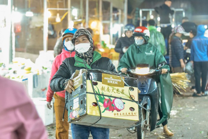 Mưu sinh trong mưa, rét ngày Tết ở chợ đầu mối lớn nhất Thanh Hóa- Ảnh 12. Mưu sinh trong mưa, rét ngày Tết ở chợ đầu mối lớn nhất Thanh Hóa- Ảnh 12.