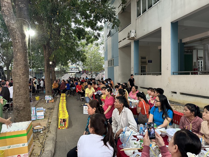 Ấm áp bữa cơm chiều cuối năm- Ảnh 2. Ấm áp bữa cơm chiều cuối năm- Ảnh 2.
