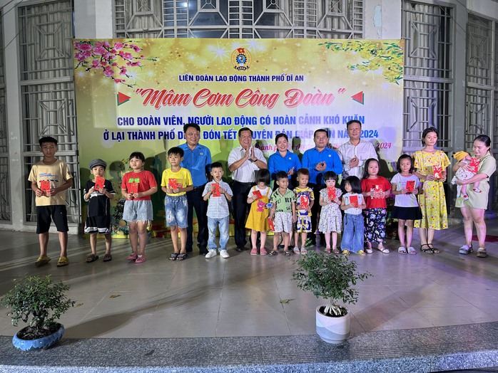 Ấm áp bữa cơm chiều cuối năm- Ảnh 4. Ấm áp bữa cơm chiều cuối năm- Ảnh 4.