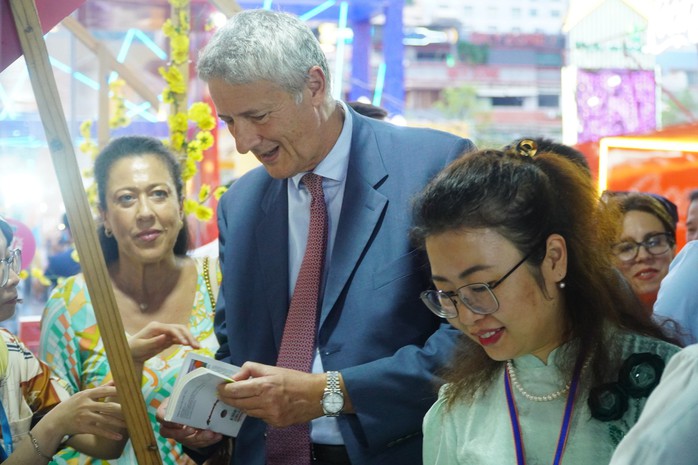 Chưa đầy 24 giờ, Lễ hội Đường sách Tết Giáp Thìn thu cả tỉ đồng- Ảnh 9. Chưa đầy 24 giờ, Lễ hội Đường sách Tết Giáp Thìn thu cả tỉ đồng- Ảnh 9.