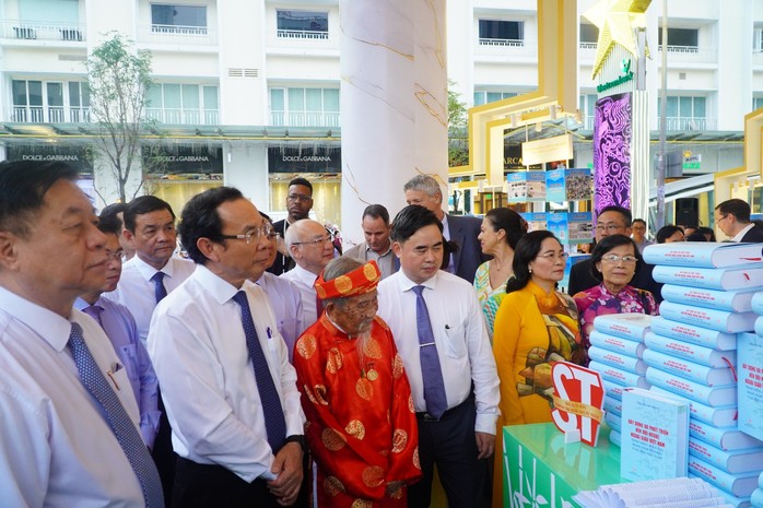 Chưa đầy 24 giờ, Lễ hội Đường sách Tết Giáp Thìn thu cả tỉ đồng- Ảnh 7. Chưa đầy 24 giờ, Lễ hội Đường sách Tết Giáp Thìn thu cả tỉ đồng- Ảnh 7.