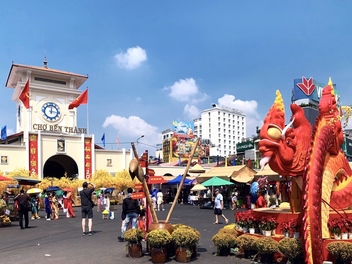 TP HCM: Người dân nô nức xuống phố chuẩn bị đón giao thừa- Ảnh 1. TP HCM: Người dân nô nức xuống phố chuẩn bị đón giao thừa- Ảnh 1.