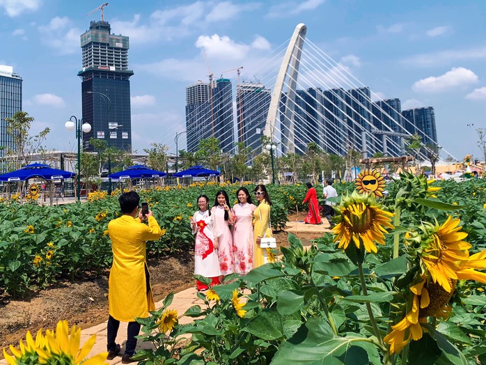 TP HCM: Người dân nô nức xuống phố chuẩn bị đón giao thừa- Ảnh 2. TP HCM: Người dân nô nức xuống phố chuẩn bị đón giao thừa- Ảnh 2.