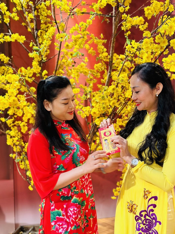 Chí Tâm, Chí Linh, Hạnh Thúy chia sẻ trên HTV về tuổi Thìn- Ảnh 1. Chí Tâm, Chí Linh, Hạnh Thúy chia sẻ trên HTV về tuổi Thìn- Ảnh 1.