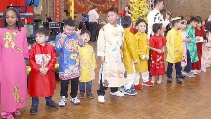 Các bé tử 10 tuổi trở xuống trình diễn áo dài. Ảnh: masslive.com Các bé tử 10 tuổi trở xuống trình diễn áo dài. Ảnh: masslive.com