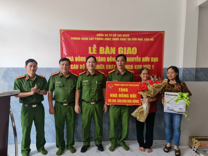 "Trinh sát lửa" đón cái Tết đầu tiên trong căn nhà mới do đồng đội xây tặng- Ảnh 2. "Trinh sát lửa" đón cái Tết đầu tiên trong căn nhà mới do đồng đội xây tặng- Ảnh 2.