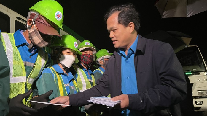 Công nhân vệ sinh Đà Nẵng: “Chỉ mong về nhà trước giao thừa”- Ảnh 6. Công nhân vệ sinh Đà Nẵng: “Chỉ mong về nhà trước giao thừa”- Ảnh 6.
