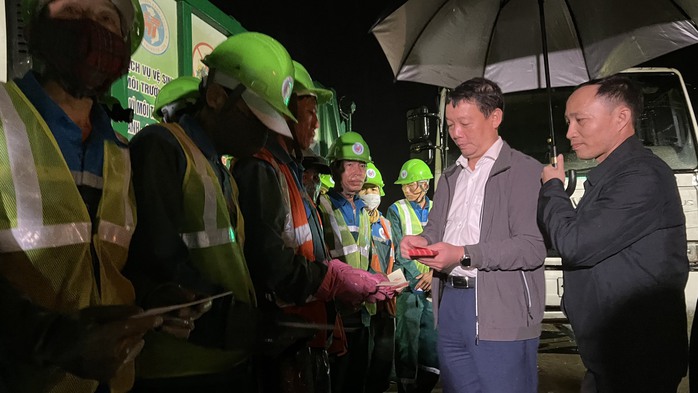 Công nhân vệ sinh Đà Nẵng: “Chỉ mong về nhà trước giao thừa”- Ảnh 5. Công nhân vệ sinh Đà Nẵng: “Chỉ mong về nhà trước giao thừa”- Ảnh 5.