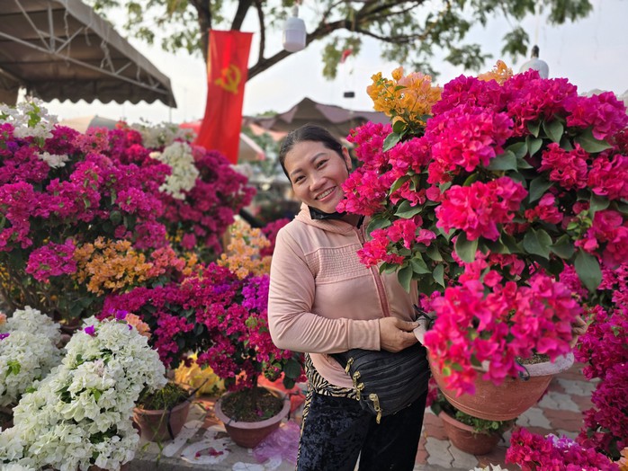 Nhà vườn bông giấy thắng lớn ở Hội hoa xuân Bến Bình Đông- Ảnh 2. Nhà vườn bông giấy thắng lớn ở Hội hoa xuân Bến Bình Đông- Ảnh 2.
