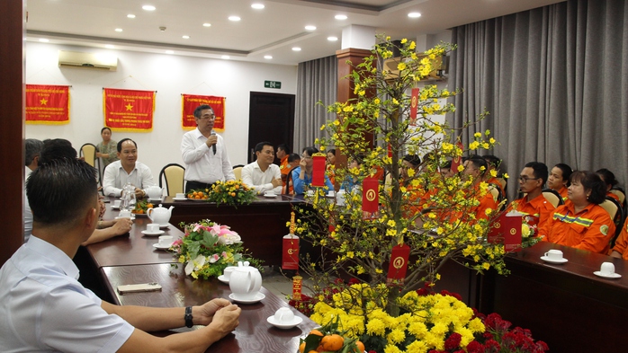 Công nhân vệ sinh bất ngờ khi được lãnh đạo TP HCM đến thăm, chúc Tết đêm Giao thừa- Ảnh 1. Công nhân vệ sinh bất ngờ khi được lãnh đạo TP HCM đến thăm, chúc Tết đêm Giao thừa- Ảnh 1.