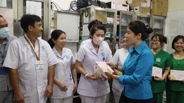 Công nhân vệ sinh bất ngờ khi được lãnh đạo TP HCM đến thăm, chúc Tết đêm Giao thừa- Ảnh 5. Công nhân vệ sinh bất ngờ khi được lãnh đạo TP HCM đến thăm, chúc Tết đêm Giao thừa- Ảnh 5.