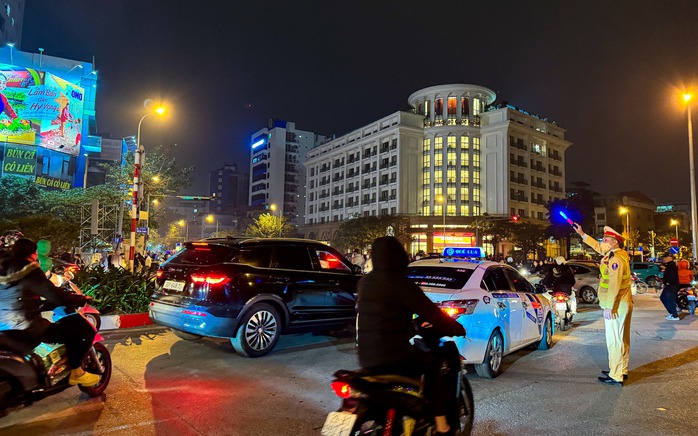 Mãn nhãn với màn trình diễn ánh sáng của 2.024 Drone đêm Giao thừa- Ảnh 6. Mãn nhãn với màn trình diễn ánh sáng của 2.024 Drone đêm Giao thừa- Ảnh 6.