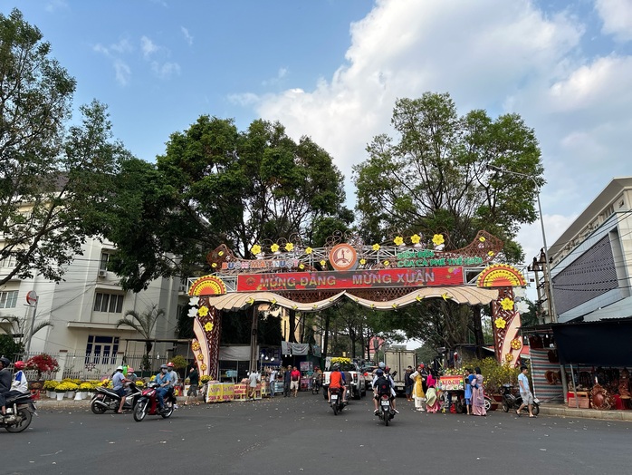 30 Tết: Hoa trên nhiều tỉnh, thành đua nhau “xả lỗ”- Ảnh 7. 30 Tết: Hoa trên nhiều tỉnh, thành đua nhau “xả lỗ”- Ảnh 7.