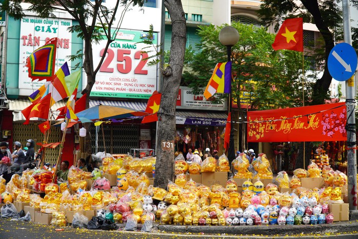 TP HCM: Sôi nổi các hoạt động trước giao thừa- Ảnh 6. TP HCM: Sôi nổi các hoạt động trước giao thừa- Ảnh 6.