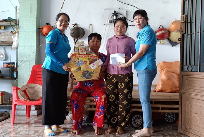 Nghĩa tình chuyến thăm công nhân chiều 30 Tết- Ảnh 2. Nghĩa tình chuyến thăm công nhân chiều 30 Tết- Ảnh 2.