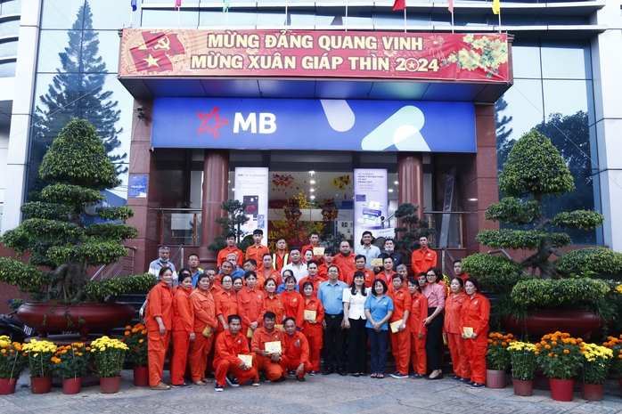 Công nhân vệ sinh bất ngờ khi được lãnh đạo TP HCM đến thăm, chúc Tết đêm Giao thừa- Ảnh 7. Công nhân vệ sinh bất ngờ khi được lãnh đạo TP HCM đến thăm, chúc Tết đêm Giao thừa- Ảnh 7.