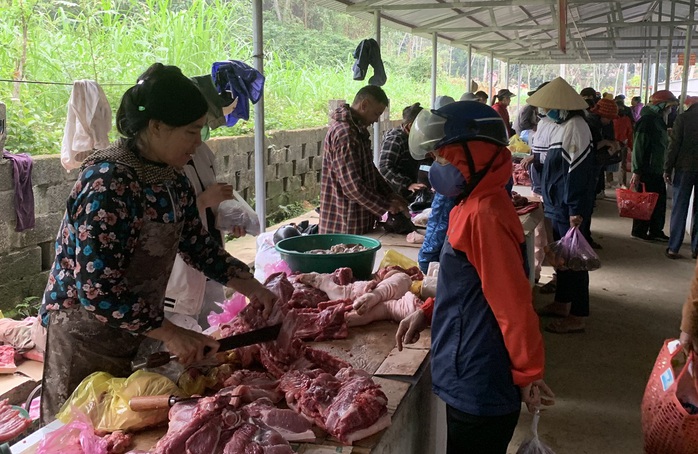 Phiên chợ quê ngày cuối năm- Ảnh 3. Phiên chợ quê ngày cuối năm- Ảnh 3.