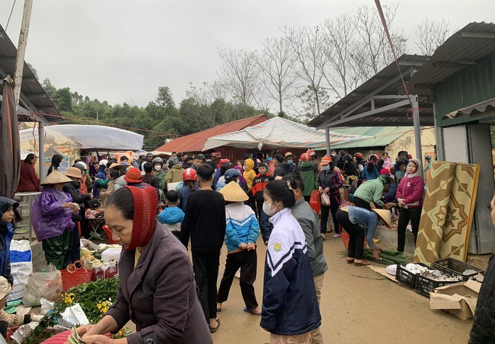 Phiên chợ quê ngày cuối năm- Ảnh 1. Phiên chợ quê ngày cuối năm- Ảnh 1.