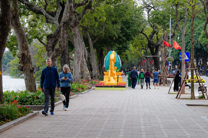 Người Hà Nội thảnh thơi tận hưởng không khí bình yên, uống cà phê ngày 30 Tết- Ảnh 8. Người Hà Nội thảnh thơi tận hưởng không khí bình yên, uống cà phê ngày 30 Tết- Ảnh 8.