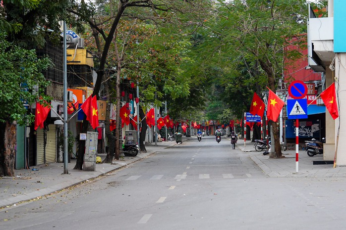 Người Hà Nội thảnh thơi tận hưởng không khí bình yên, uống cà phê ngày 30 Tết- Ảnh 3. Người Hà Nội thảnh thơi tận hưởng không khí bình yên, uống cà phê ngày 30 Tết- Ảnh 3.