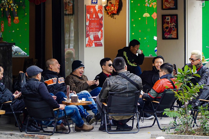 Người Hà Nội thảnh thơi tận hưởng không khí bình yên, uống cà phê ngày 30 Tết- Ảnh 15. Người Hà Nội thảnh thơi tận hưởng không khí bình yên, uống cà phê ngày 30 Tết- Ảnh 15.