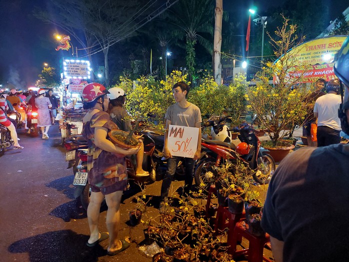 30 Tết: Hoa trên nhiều tỉnh, thành đua nhau “xả lỗ”- Ảnh 1. 30 Tết: Hoa trên nhiều tỉnh, thành đua nhau “xả lỗ”- Ảnh 1.