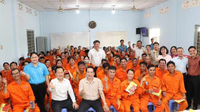 Công nhân vệ sinh bất ngờ khi được lãnh đạo TP HCM đến thăm, chúc Tết đêm Giao thừa- Ảnh 6. Công nhân vệ sinh bất ngờ khi được lãnh đạo TP HCM đến thăm, chúc Tết đêm Giao thừa- Ảnh 6.