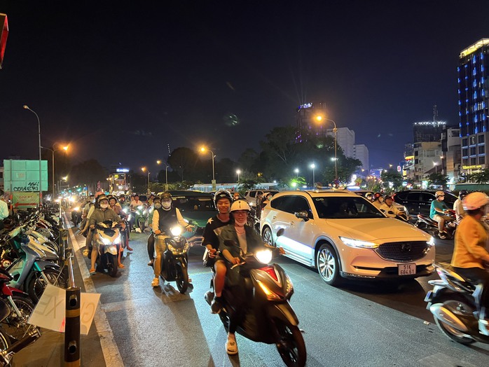 Thượng tá Nguyễn Văn Bình: CSGT TP HCM kiểm tra nồng độ cồn xuyên đêm, xuyên Tết- Ảnh 1. Thượng tá Nguyễn Văn Bình: CSGT TP HCM kiểm tra nồng độ cồn xuyên đêm, xuyên Tết- Ảnh 1.