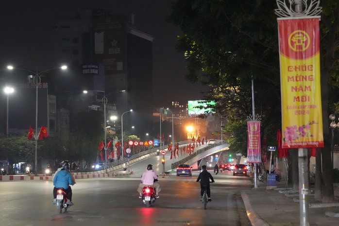 Dòng người đổ về hồ Gươm xem bắn pháo hoa chào đón năm mới- Ảnh 1. Dòng người đổ về hồ Gươm xem bắn pháo hoa chào đón năm mới- Ảnh 1.