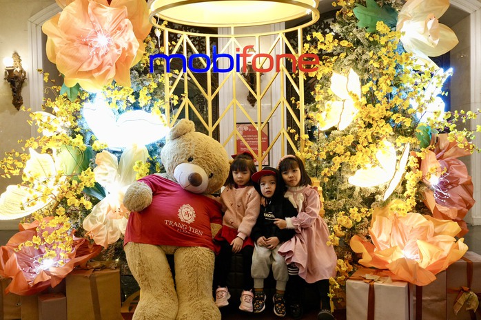 Dòng người đổ về hồ Gươm xem bắn pháo hoa chào đón năm mới- Ảnh 7. Dòng người đổ về hồ Gươm xem bắn pháo hoa chào đón năm mới- Ảnh 7.