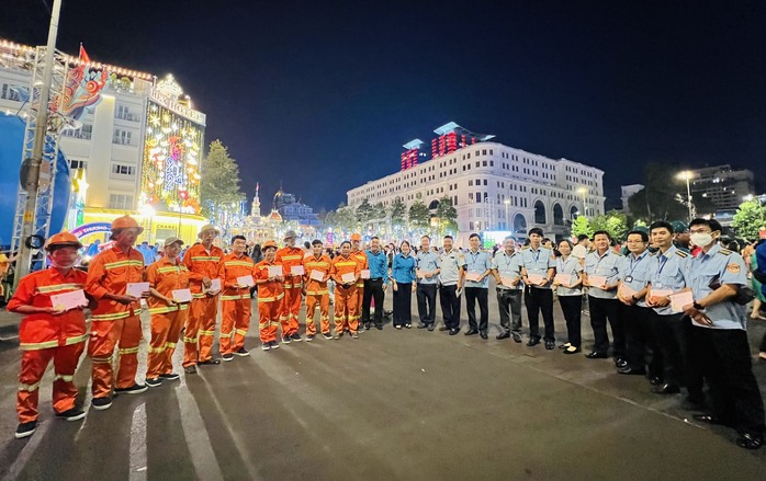 Công nhân vệ sinh bất ngờ khi được lãnh đạo TP HCM đến thăm, chúc Tết đêm Giao thừa- Ảnh 4. Công nhân vệ sinh bất ngờ khi được lãnh đạo TP HCM đến thăm, chúc Tết đêm Giao thừa- Ảnh 4.