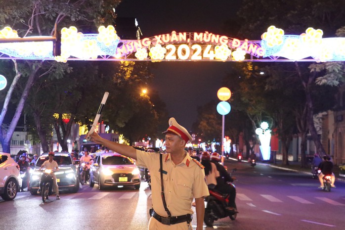 Thượng tá Nguyễn Văn Bình: CSGT TP HCM kiểm tra nồng độ cồn xuyên đêm, xuyên Tết- Ảnh 2. Thượng tá Nguyễn Văn Bình: CSGT TP HCM kiểm tra nồng độ cồn xuyên đêm, xuyên Tết- Ảnh 2.