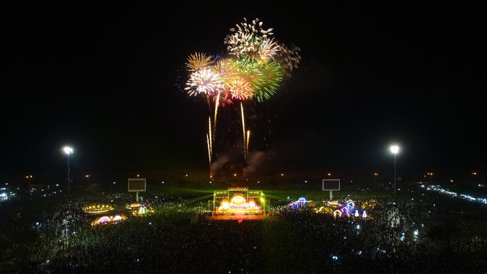 Pháo hoa sáng rực ngã ba sông Cần Thơ - sông Hậu- Ảnh 7. Pháo hoa sáng rực ngã ba sông Cần Thơ - sông Hậu- Ảnh 7.