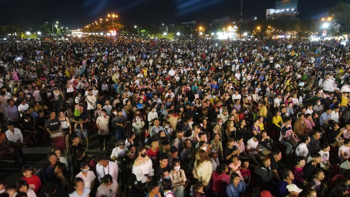 Pháo hoa sáng rực ngã ba sông Cần Thơ - sông Hậu- Ảnh 8. Pháo hoa sáng rực ngã ba sông Cần Thơ - sông Hậu- Ảnh 8.