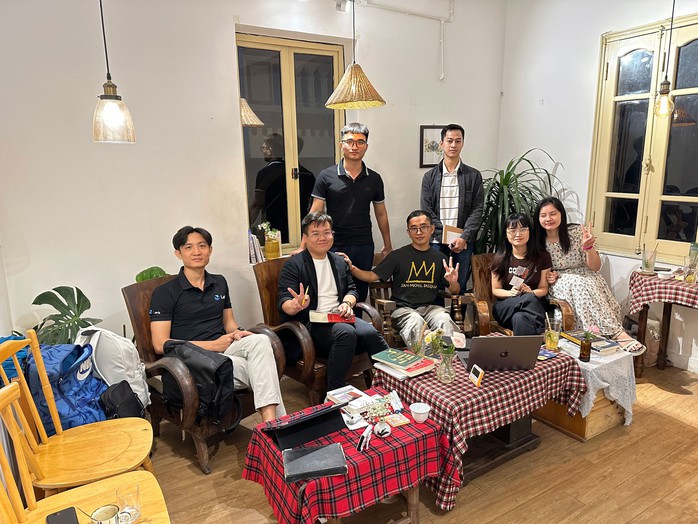 Một buổi giao lưu của Đức Nhân (ngồi giữa), Khánh Linh (ngồi thứ hai, từ phải sang) với người yêu sách Một buổi giao lưu của Đức Nhân (ngồi giữa), Khánh Linh (ngồi thứ hai, từ phải sang) với người yêu sách