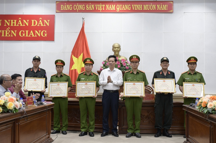 Vụ giải cứu 3 cháu bé bị kẻ nghi “ngáo đá” khống chế: Khen thưởng 4 tập thể, 2 cá nhân- Ảnh 2. Vụ giải cứu 3 cháu bé bị kẻ nghi “ngáo đá” khống chế: Khen thưởng 4 tập thể, 2 cá nhân- Ảnh 2.